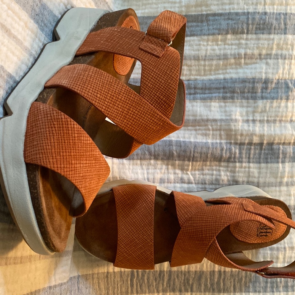Softt Charday Wedge Sandal in Papaya Size 9.5/41